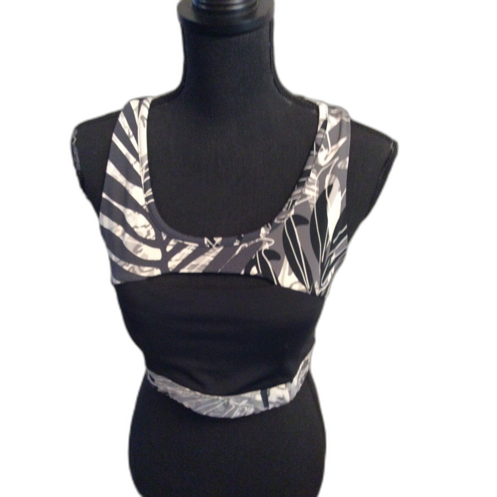 Gymshark Cropped Sports Bra Size Medium M Black Gray White floral Front Open